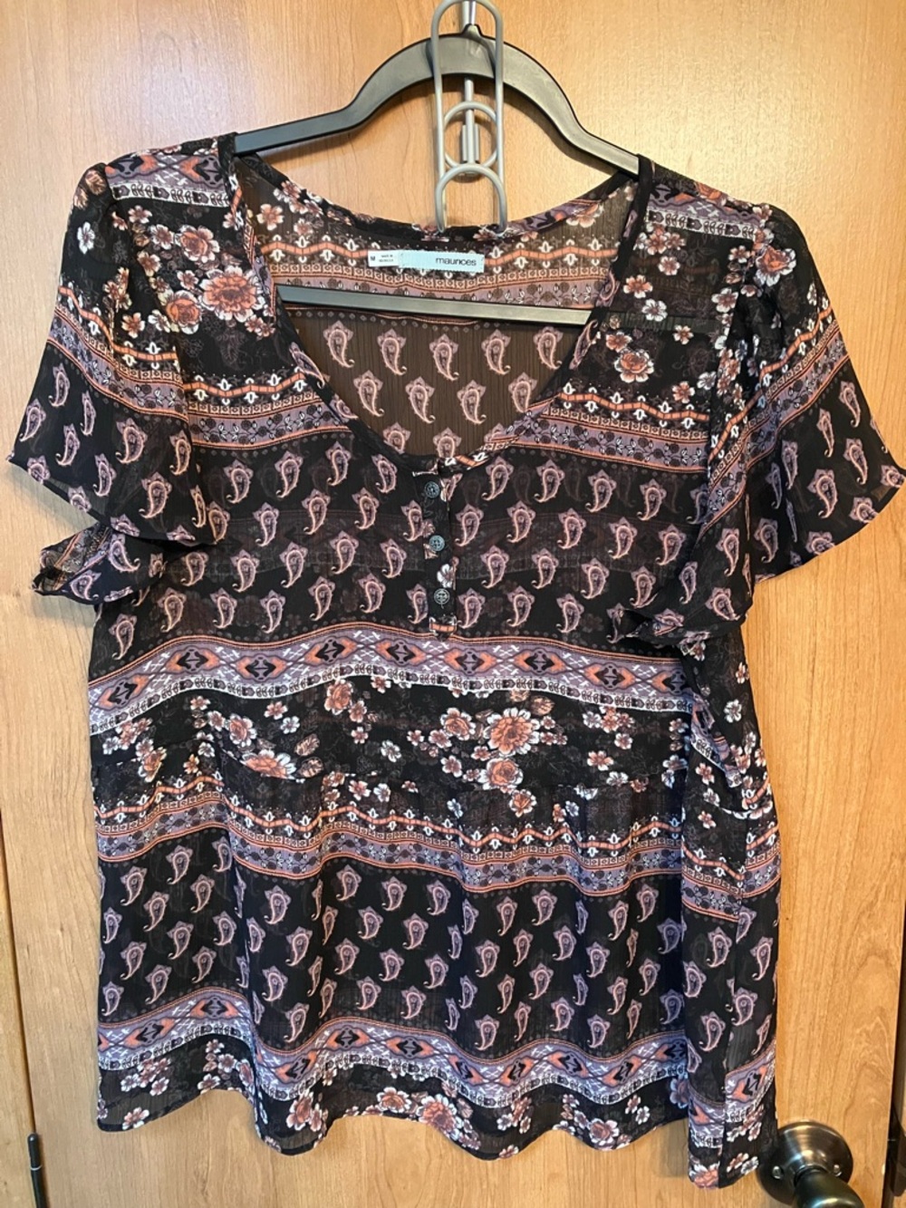 Maurice’s Black Floral Paisley Short Sleeve Top Split Henley V Neck Size M